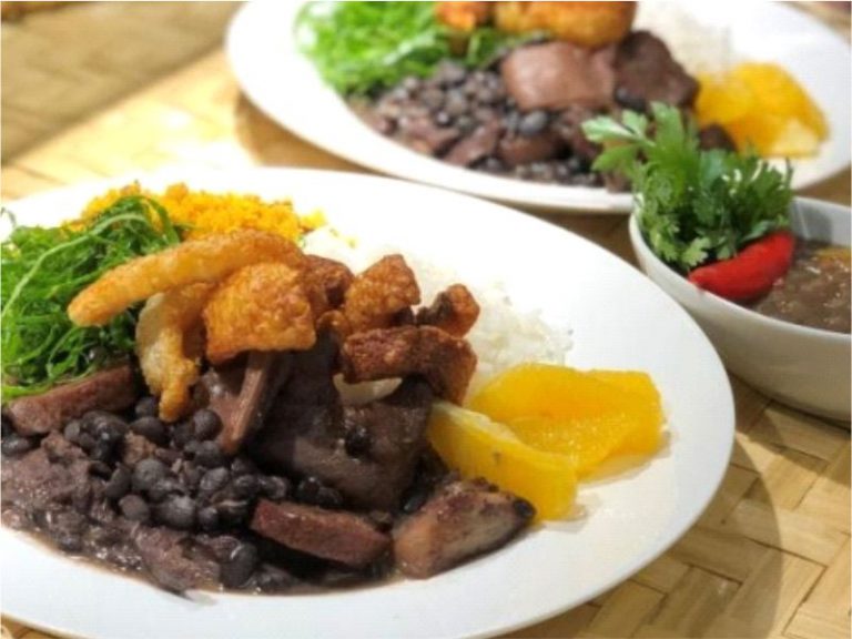 Feijoada Tradicional Farofa de Bacon Couve e Arroz Romaria Bistrô